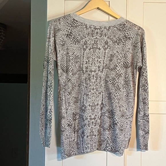 Rebecca Taylor gray animal print lightweight scoop neck pullover sweater, sz XS - Picture 2 of 5